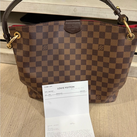 Louis Vuitton - Picture 1 of 17